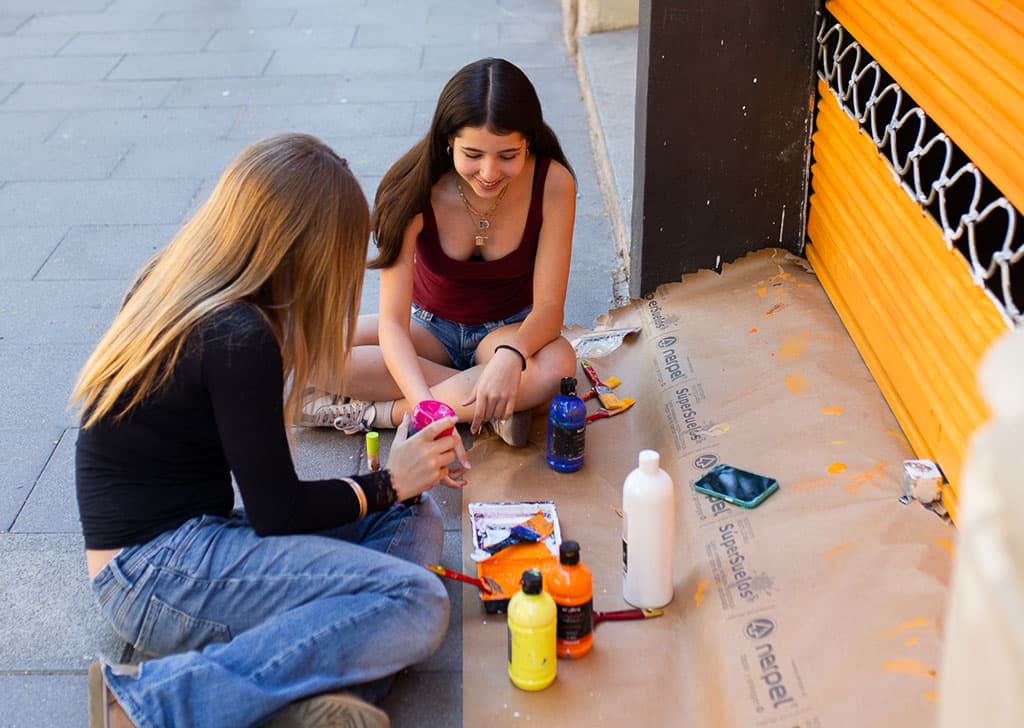 learners-painting-in-the-street learners-painting-in-the-street